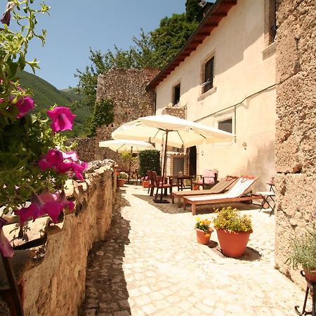 Sotto Il Castello Aparthotel Gagliano Aterno Bagian luar foto