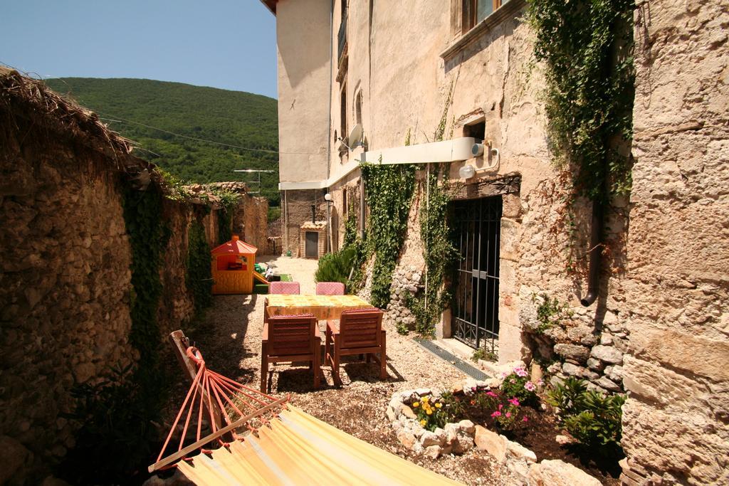 Sotto Il Castello Aparthotel Gagliano Aterno Bagian luar foto