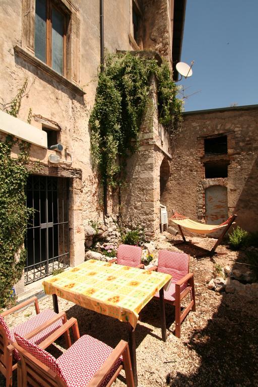 Sotto Il Castello Aparthotel Gagliano Aterno Bagian luar foto