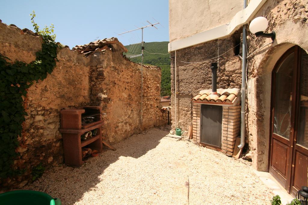 Sotto Il Castello Aparthotel Gagliano Aterno Bagian luar foto