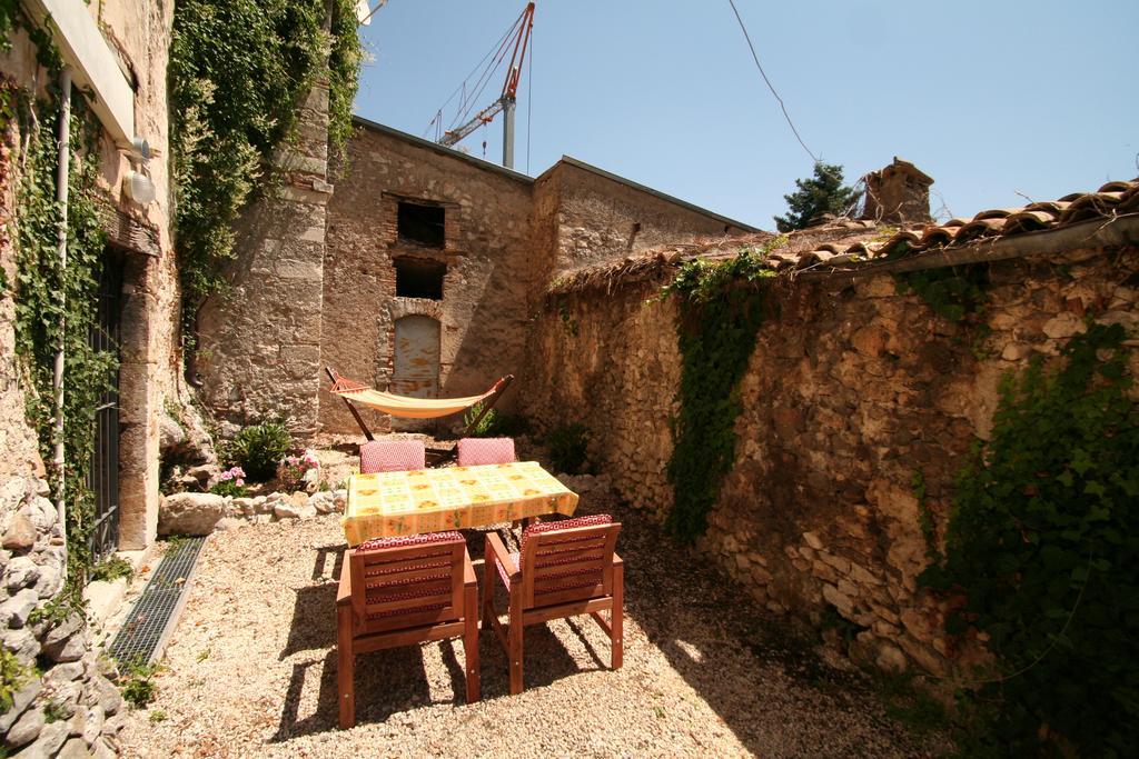 Sotto Il Castello Aparthotel Gagliano Aterno Bagian luar foto